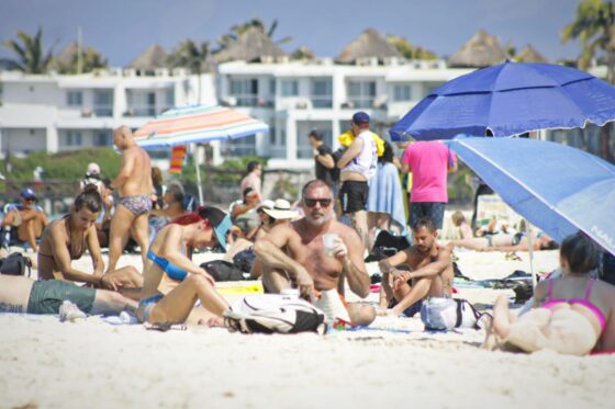 Exitosa afluencia turística en las playas de Isla Mujeres durante puente vacacional