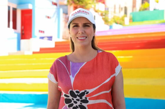 Gobierno de Isla Mujeres rehabilita las escaleras de colores de la colonia La Gloria