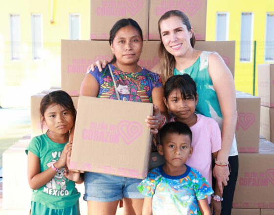 Atenea Gómez Ricalde entrega apoyos alimentarios del Programa Isleña de Corazón